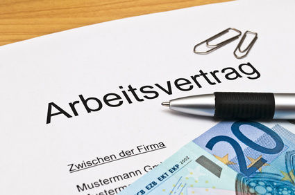 Bild zeigt einen Arbeitsvertrags, 20-Euro-Scheins, eines Kugeschlreibers sowie zwei Büroklammern.